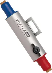 Klimatyzator Vortex w kształcie cylindra, metalowy z elementami w kolorze niebieskim i czerwonym. Posiada uchwyt oraz pokrętło regulacji.