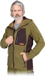 Bluza z polaru ochronna męska w kolorze oliwkowym, z kontrastującymi wstawkami koloru ciemnego brązu na piersi i rękawach. Posiada zamki w kontrastowym pomarańczowym kolorze, kaptur oraz kieszenie boczne.