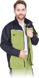 Bluza ochronna dwukolorowa w kolorach czarnym i jasnozielonym. Posiada wielofunkcyjne kieszenie oraz zamki błyskawiczne. Zapinana na zamek, z wywijanym kołnierzem.