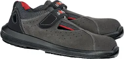 Buty bezpieczne LIGHT ONE to obuwie niskie, z szarym materiałem zewnętrznym, przewiewnymi otworami i czerwonymi akcentami. Posiadają płaską podeszwę oraz system sznurowania.
