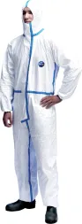 Kombinezon ochronny TYVEK®600 PLUS CHA5 jest biały z niebieskimi lamówkami. Ma kaptur, zamek błyskawiczny i elastyczne ściągacze przy nadgarstkach i kostkach.