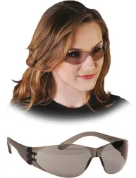 Przeciwodpryskowe okulary ochronne Checklite z ciemnymi, lekko przyciemnianymi szkłami i czarnymi zausznikami. Design jest nowoczesny, ergonomiczny, oprawki są lekkie i stylowe, co zapewnia komfort noszenia.