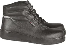 Czarne buty bezpieczne z wysoką cholewką, wykonane z grubego materiału, z sznurowaniem.