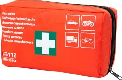 Czerwona apteczka pierwszej pomocy w pokrowcu z zamkiem błyskawicznym. Posiada biały krzyż oraz symbole związane z różnymi środkami transportu i numer alarmowy 112.
