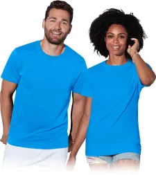 Niebieski T-shirt unisex ST2000, o klasycznym kroju z krótkimi rękawami i zaokrąglonym dekoltem.