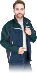 Bluza ochronna NEW AGE w kolorach zielonym i granatowym, wykonana z grubego materiału. Posiada wielokolorowe, poziome panele, dużą kieszeń na piersi oraz dodatkowe kieszenie na ramieniu.