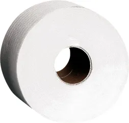 Papier toaletowy w białym kolorze, zwinięty w rolkę. Widoczne są drobne tekstury na papierze.